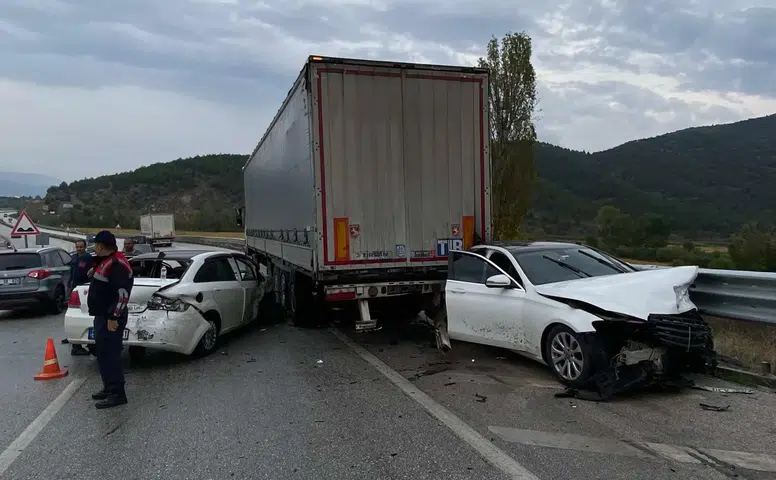3 Aracın Karıştığı Trafik Kazasında 2 Kişi Yaralandı