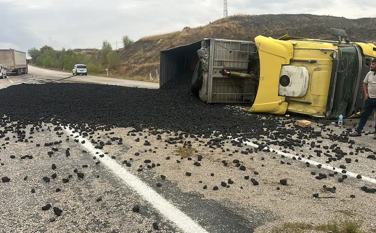 Çorum-Yozgat Kara Yolunda Tır Devrildi
