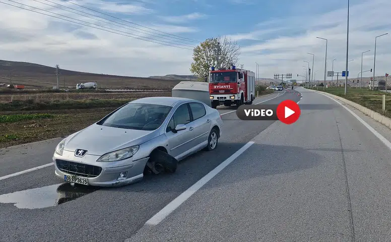 Hafif Ticari Araç ile Otomobil Çarpıştı