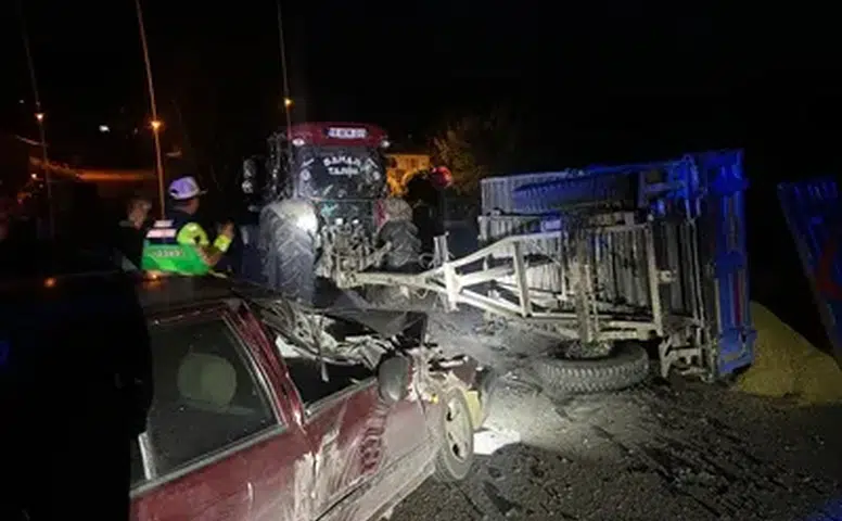 Traktörle  Otomobil Çarpıştı