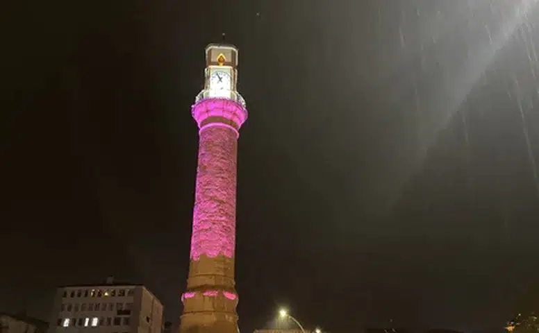 Saat Kulesi Farkındalık İçin Pembeye Büründü