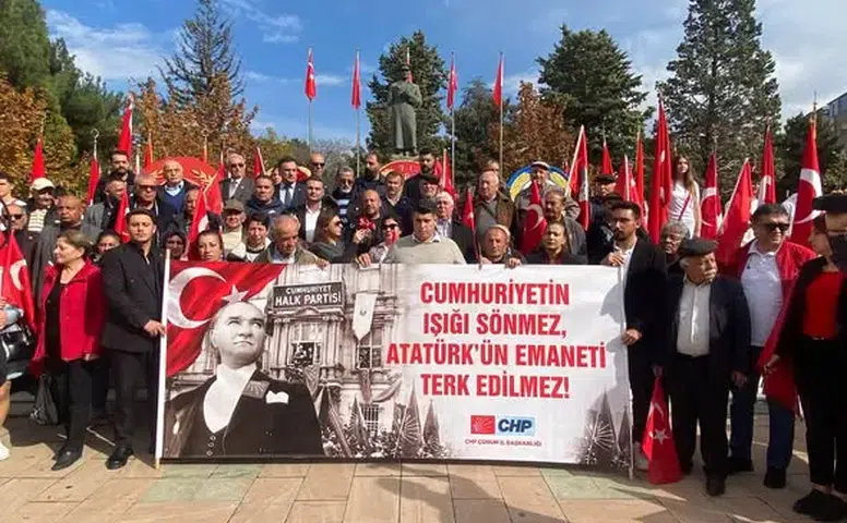 CHP Bayrak Dağıttı, Anıt’a Çelenk Sundu