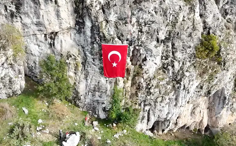 Dev Türk Bayrağını Dağda Böyle Dalgalandırdılar