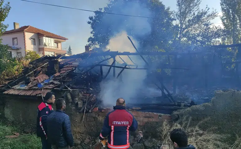Yanan Samanlık Kullanılamaz Hale Geldi