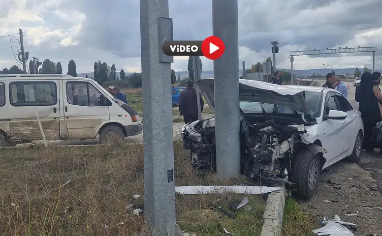 Minibüs Otomobille Çarpıştı