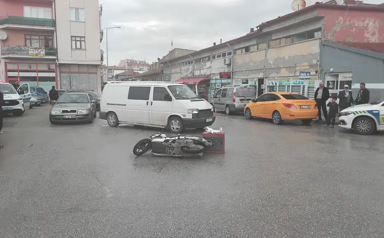 Motosiklet ile Minibüs Çarpıştı