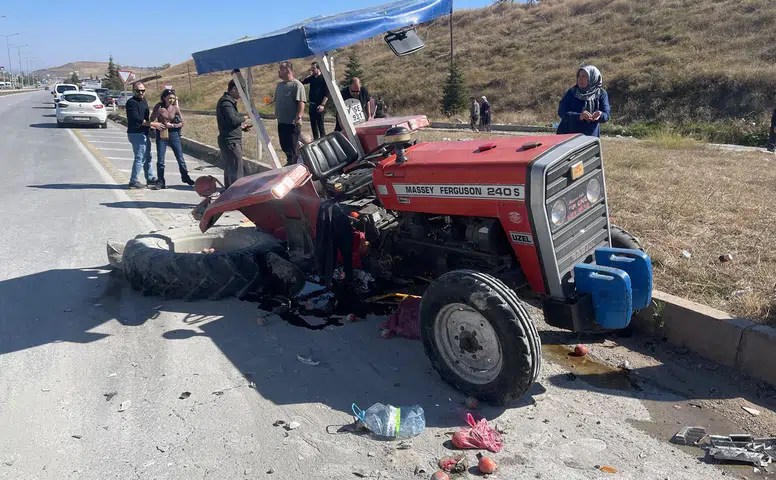 Traktör ile Otomobil Çarpıştı