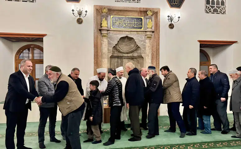 Camiler Doldu Taştı, Eller Semaya Kalktı