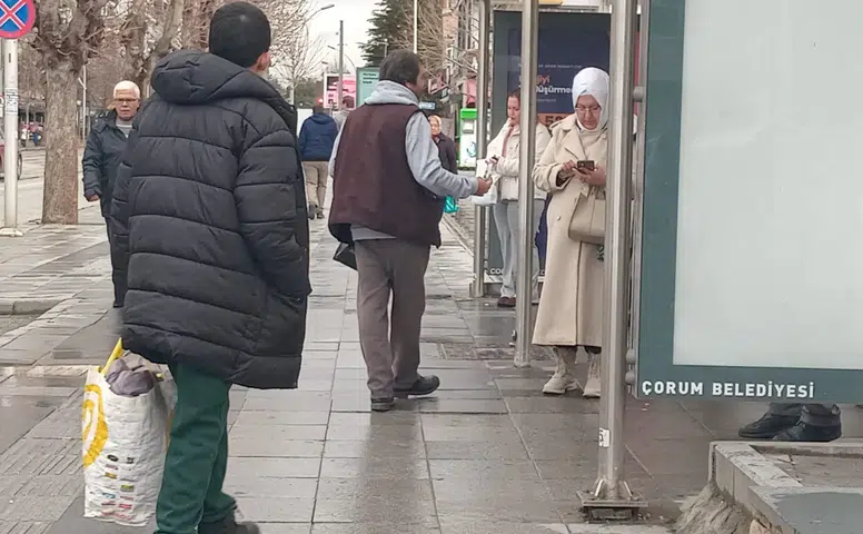 Gazi Caddesi’nde Peçeteli Dilencilik Hareketliliği