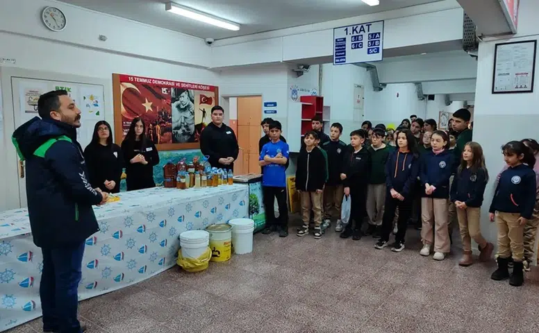 Gençler Atık Toplayarak Çevreyi Koruyor