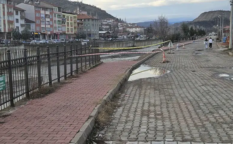 Büyük Gürültüyle Yıkıldı