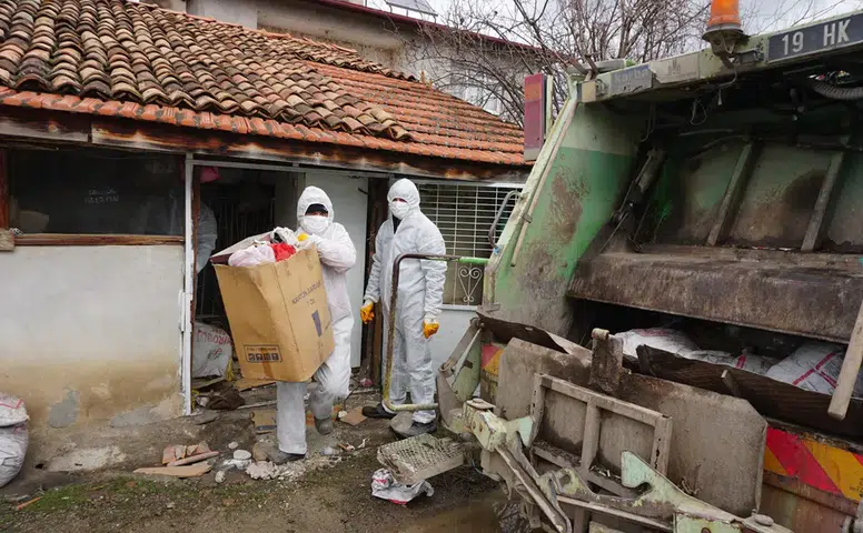 Hepsi Bu Evden Çıktı, Tam 4 Kamyon!