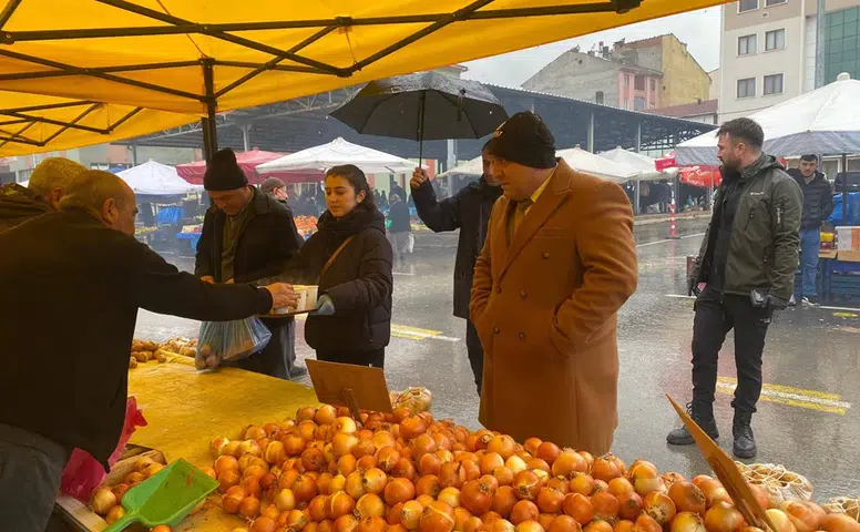 Başkan Ünlü Pazar Esnafının İçini Isıttı
