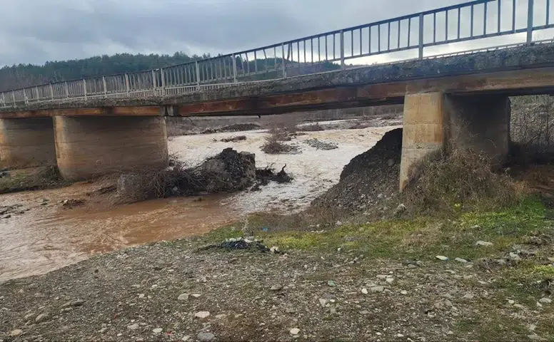 Debi Yükseldi, Köprünün Ayağı Çöktü