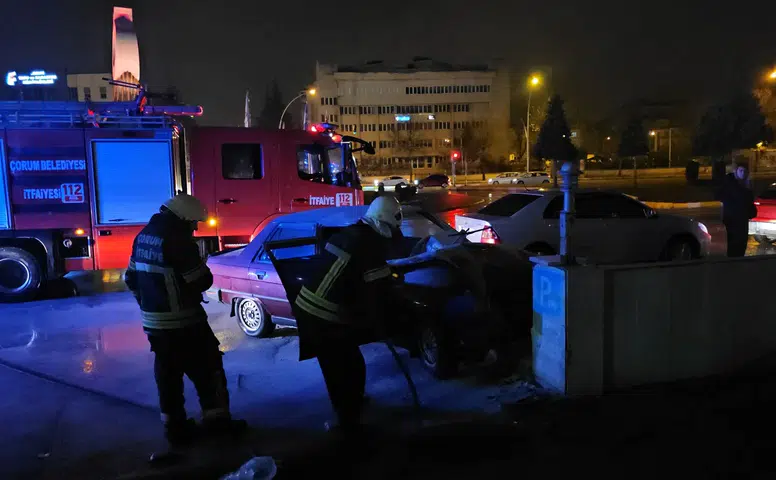 Otomobil duvara çarptı, yaralılar var!