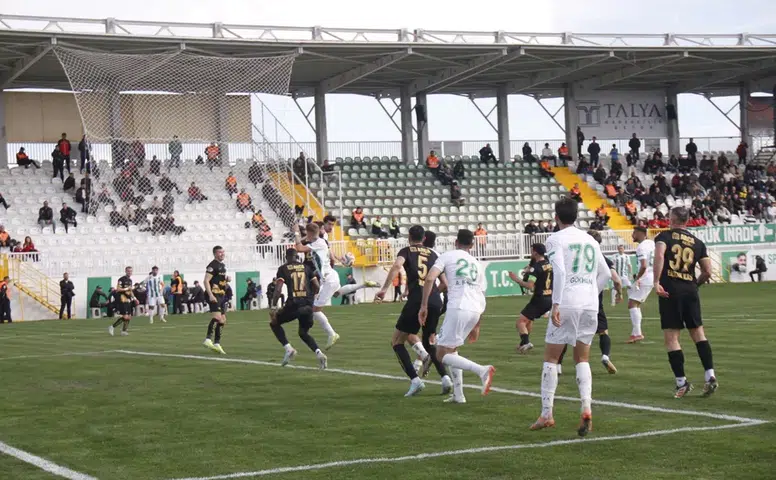 Serik Önünde Sahayı Rakibine Dar Eden Oyun