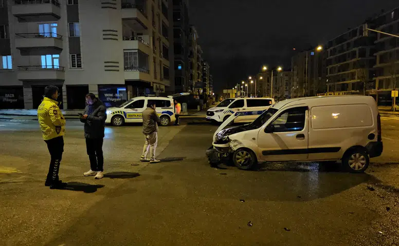 İki Araç Birbirine Girdi