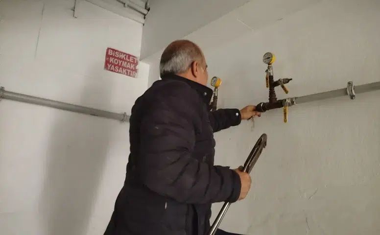 Akıllara Ziyan Hata, Koca Binayı Felç Etti