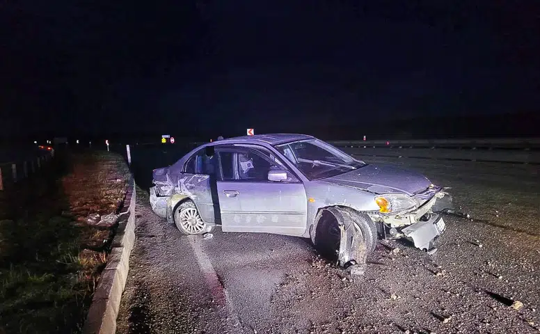 Otomobil Bariyerlere Çarptı