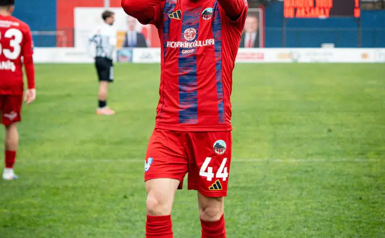 Çorumlu Futbolcunun Takımı Şampiyonluk İnadını Sürdürüyor