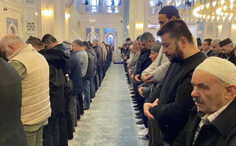 Çorum'da Ramazan Ayının Son Cuma Namazında Vatandaşlar Camilere Akın Etti