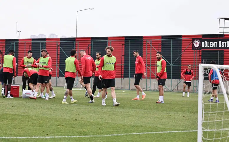 Kırmızı-Siyahlılarda İzin Uzadı