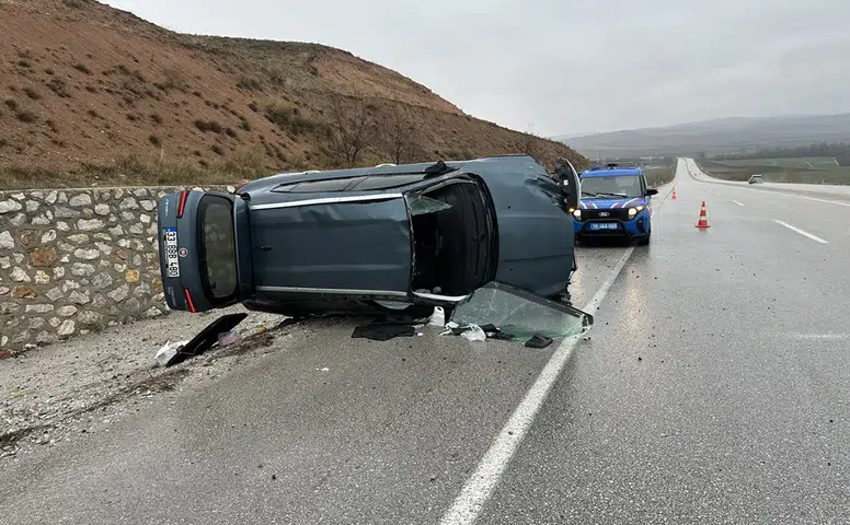 Devrilen Otomobildeki 5 Kişi Yaralandı