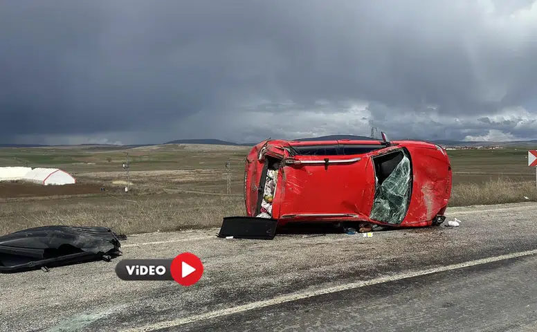 Çorum'da Devrilen Otomobildeki 3 Kişi Yaralandı