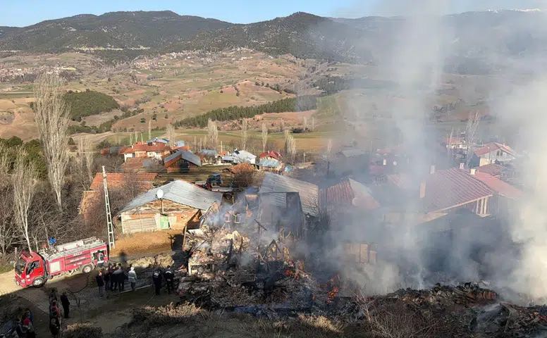 Çorum'da Çıkan Yangında 2 Ev İle Ambar Zarar Gördü