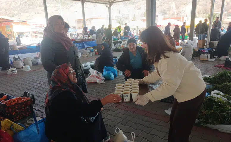 Pazarcılara ve Vatandaşa İç Isıtan İkramlar