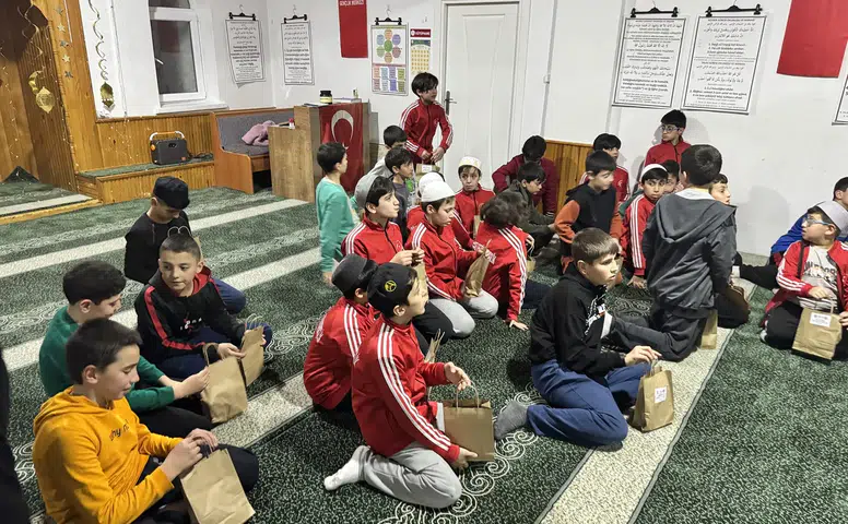 Teravih Çıkışı Minikleri Bekleyen Tatlı Sürpriz