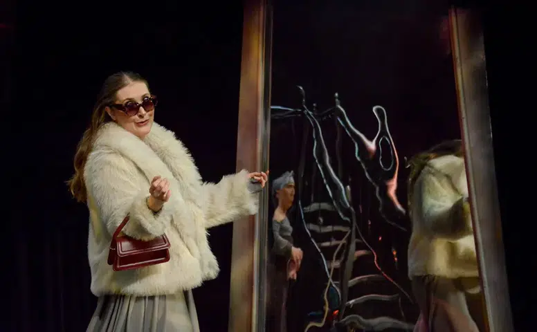 Tiyatroda Perde Bugün İki Kez Açılacak