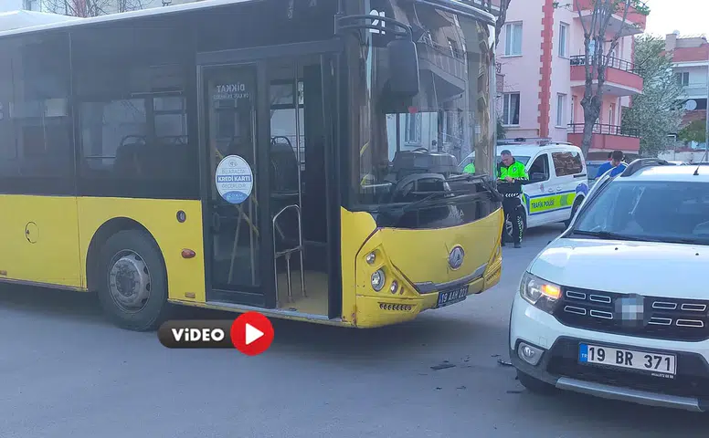 Halk Otobüsü ile Otomobil Çarpıştı