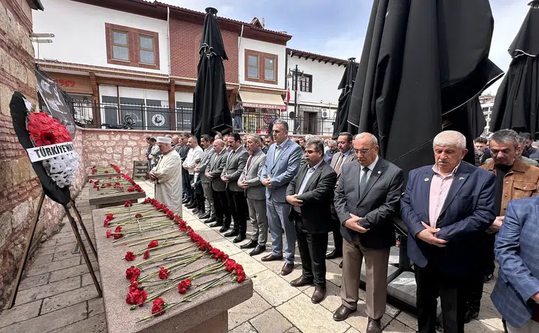 Eğitim Şehitleri İçin Akşemseddin Avlusunda Omuz Omuza Saf Tutuldu