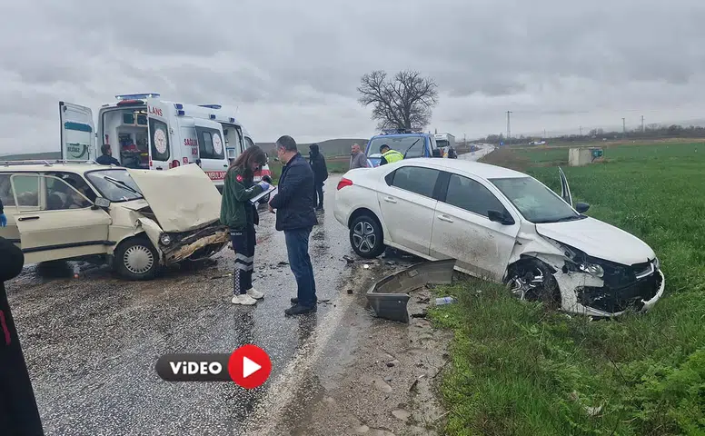 Kaygan Yolda Kafa Kafaya Çarpıştılar