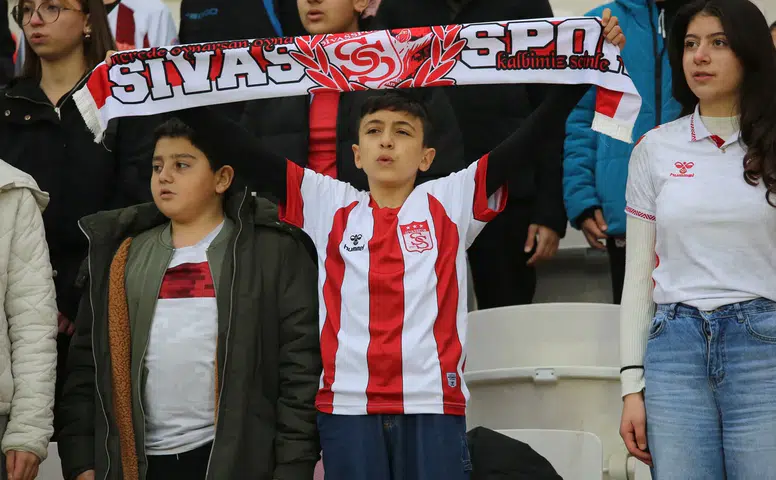 Deplasman Tribünü Doluyor Mu ?