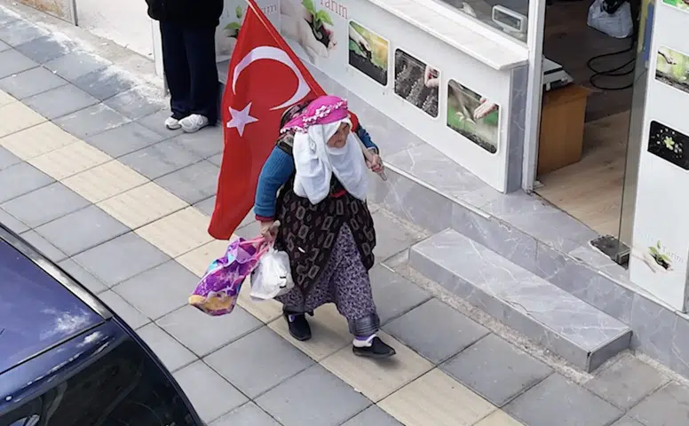 75 Yaşındaki Satı Teyzenin Bayrak Sevgisi