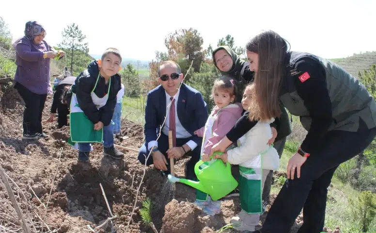 Minik Eller Toprağa Can Verdi