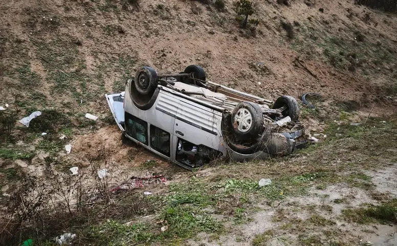 Şarampole Uçan Araçtan Koca Bir Aile Sağ Çıktı