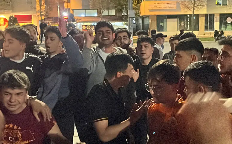 Galatasaray Taraftarları Derbi Galibiyetini Kutladı