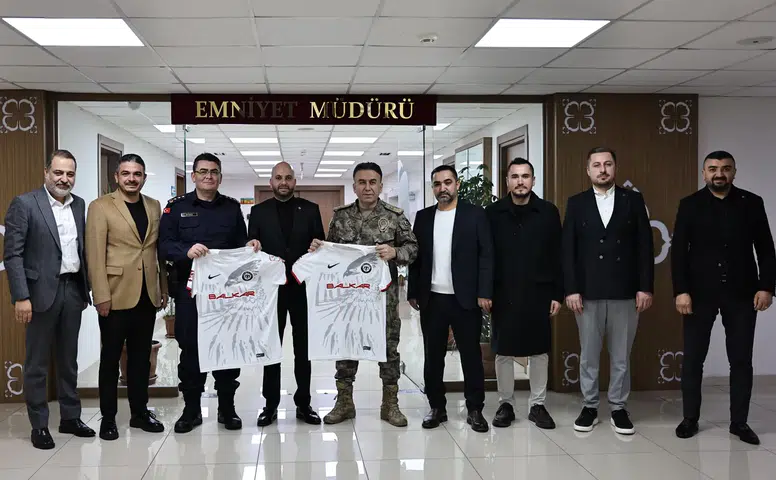 Kırmızı-Siyahlılardan İki Ziyaret