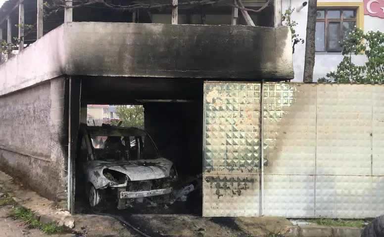 Otomobil Saniyeler İçinde Küle Döndü