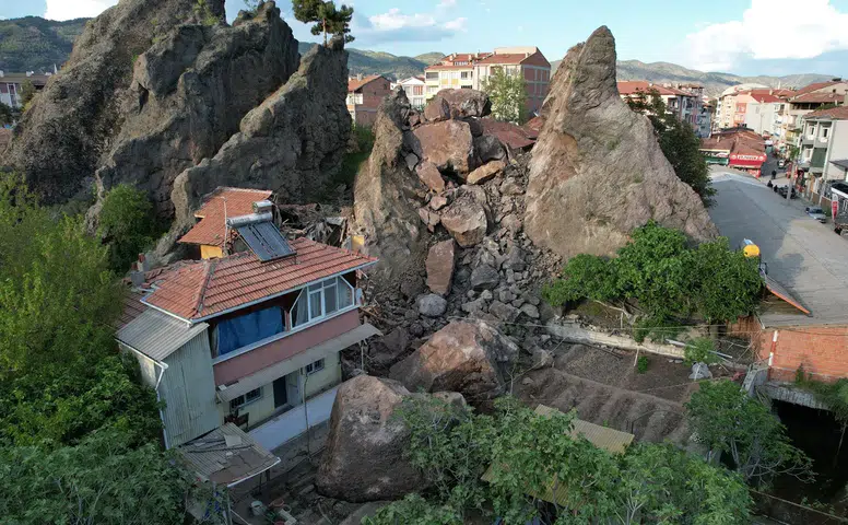 Kayalıklardan Kopan Parçalar Bir İş Yeri Ve 2 Eve Zarar Verdi
