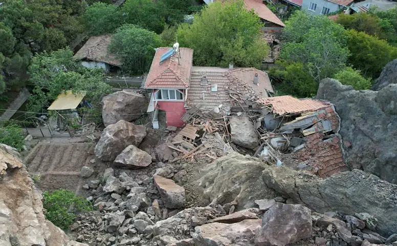 Gökyüzünden Kaya Yağdı, Mahalleli Sokağa Döküldü