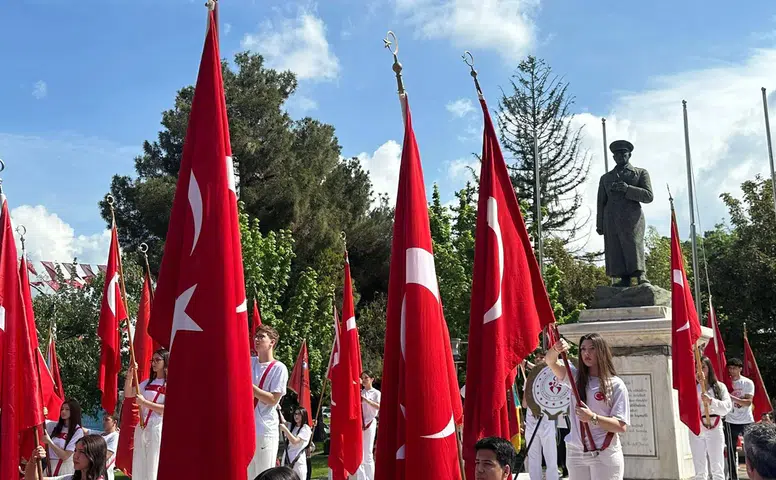Atatürk Anıtı’na Saygı Çelengi