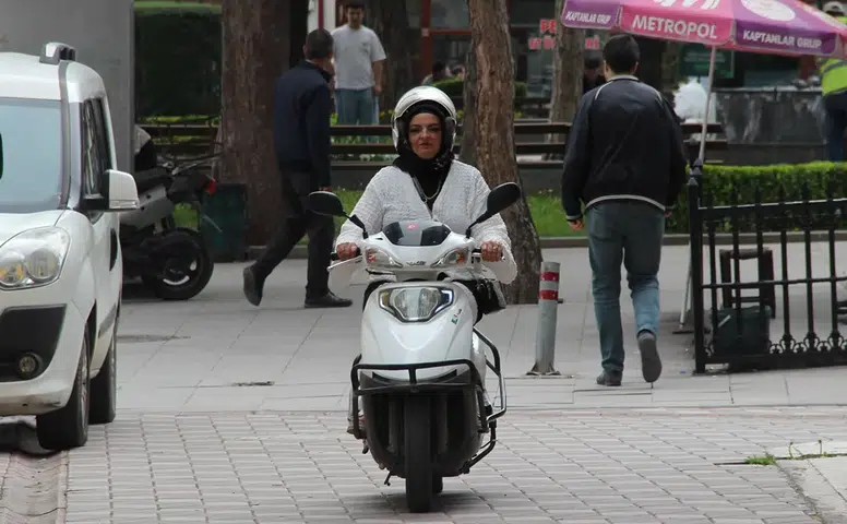 Evde Anne, Sokakta Motokurye
