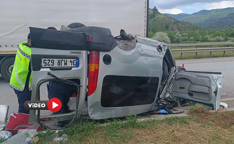 Otomobil Refüje Çarparak Devrildi