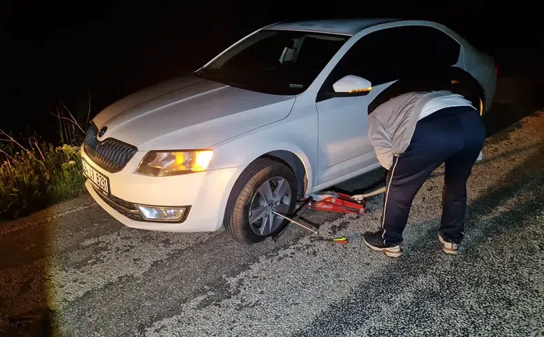 Çukura Giren Araç Bir Anda Yolda Kaldı