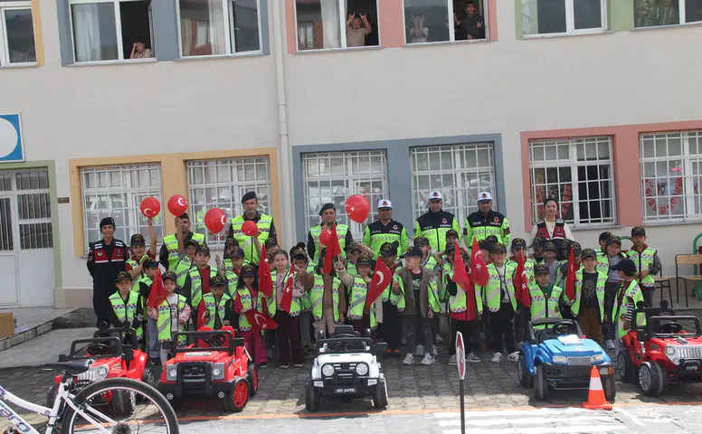 Öğrencilere Uygulamalı Trafik Eğitimi Verildi
