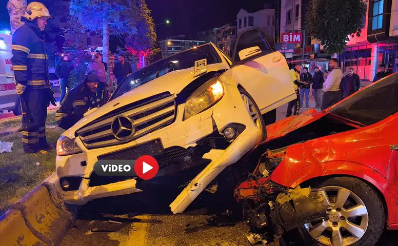 İki Otomobil Cadde Ortasında Çarpıştı